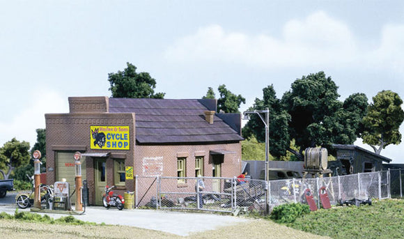 243-40600  -  Harlee & Sons Cycle Shop - HO Scale