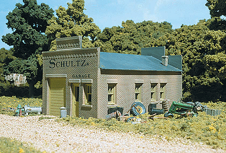 243-20100  -  Schultz's Garage - HO Scale
