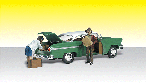 785-5326  -  Lubeners Loading Luggage - N Scale