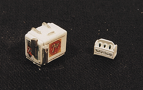 361-733  -  Soda Mchn Chest Seven-Up - HO Scale