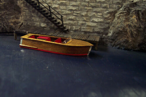 OMK-1001  -  21’ Mahogany Runabout - HO Scale
